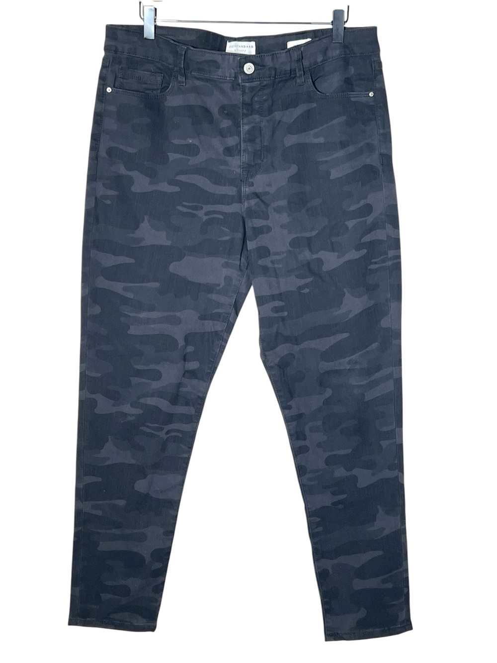 Social standard black and gray camo print ankle skinny jeans size 14 B100